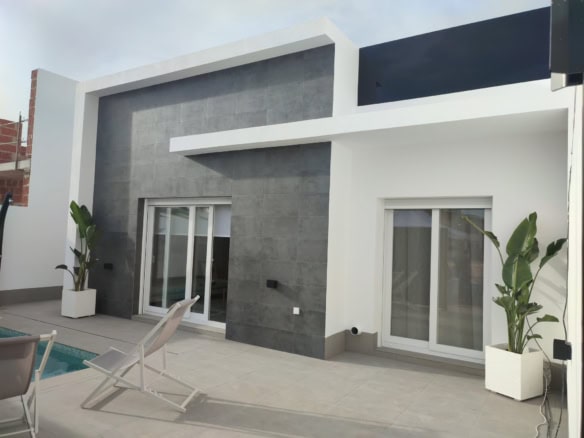Nieuwe villa met tuin, zwembad en grote glazen deuren in Balsicas.