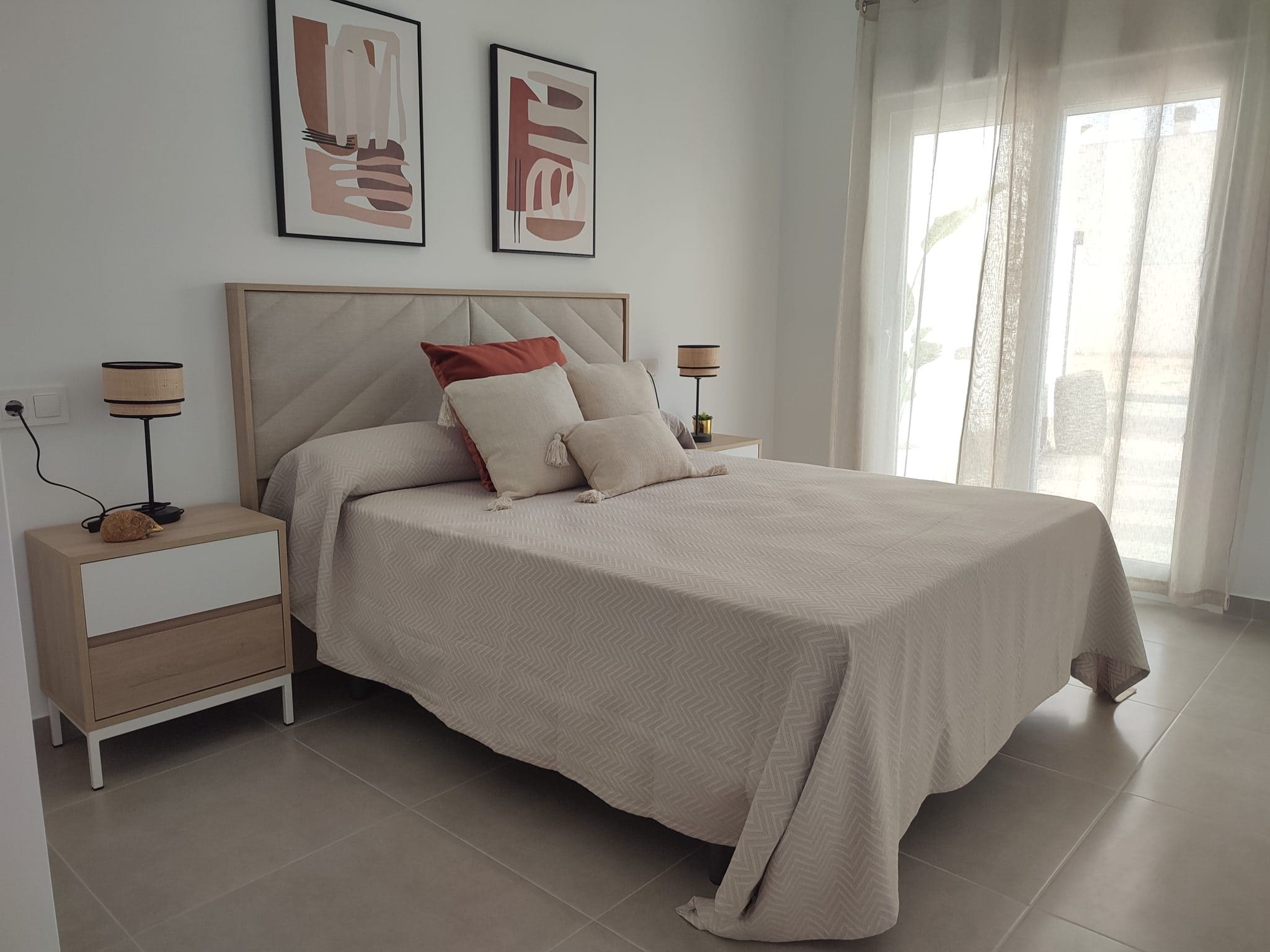 Nieuwbouw villa’s met 3 slaapkamers in Balsicas Ruime slaapkamer met modern interieur en natuurlijke lichtinval.