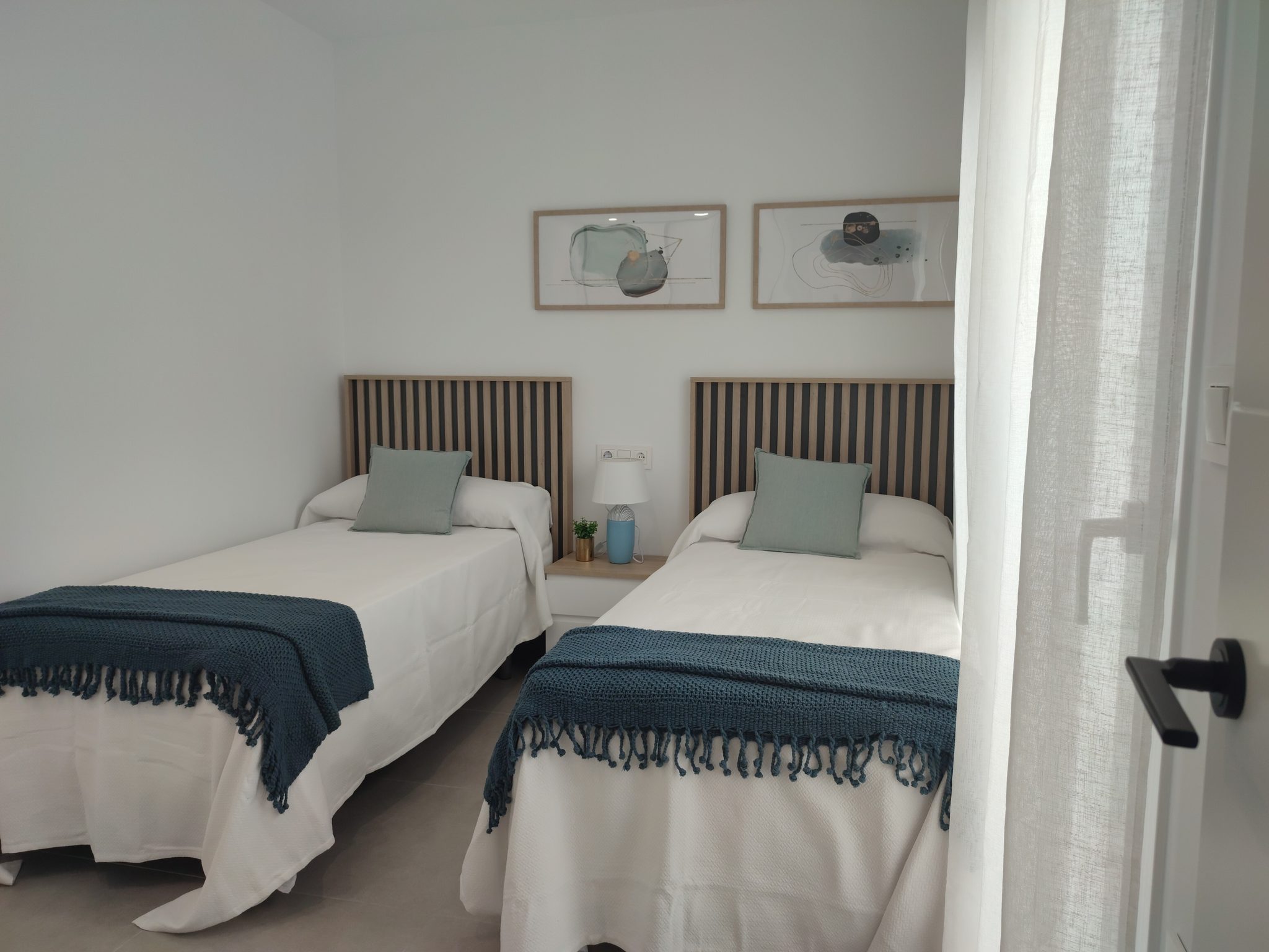 Nieuwbouw villa’s met 3 slaapkamers in Balsicas Ruime slaapkamer in moderne nieuwbouwwoning in Balsicas, met twee eenpersoonsbedden en lichte inrich.