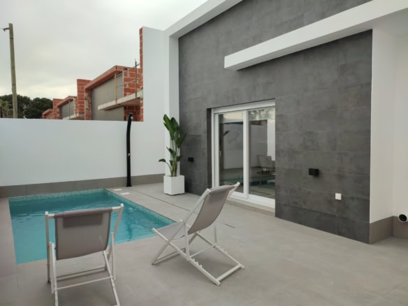 Moderne nieuwbouw villa met 3 slaapkamers, privézwembad en terras in Balsicas. Perfect voor comforta.