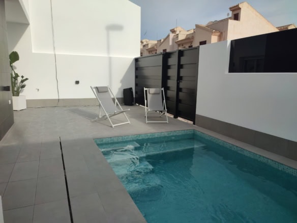 Nieuwe villa met zwembad en terras in Balsicas, Spanje.