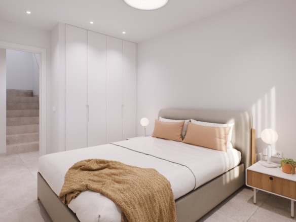 Ruime slaapkamer met wit interieur en natuurlijk licht.