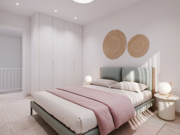 Ruime slaapkamer met lichtgroen hoofdeinde en zachte pastelkleuren.