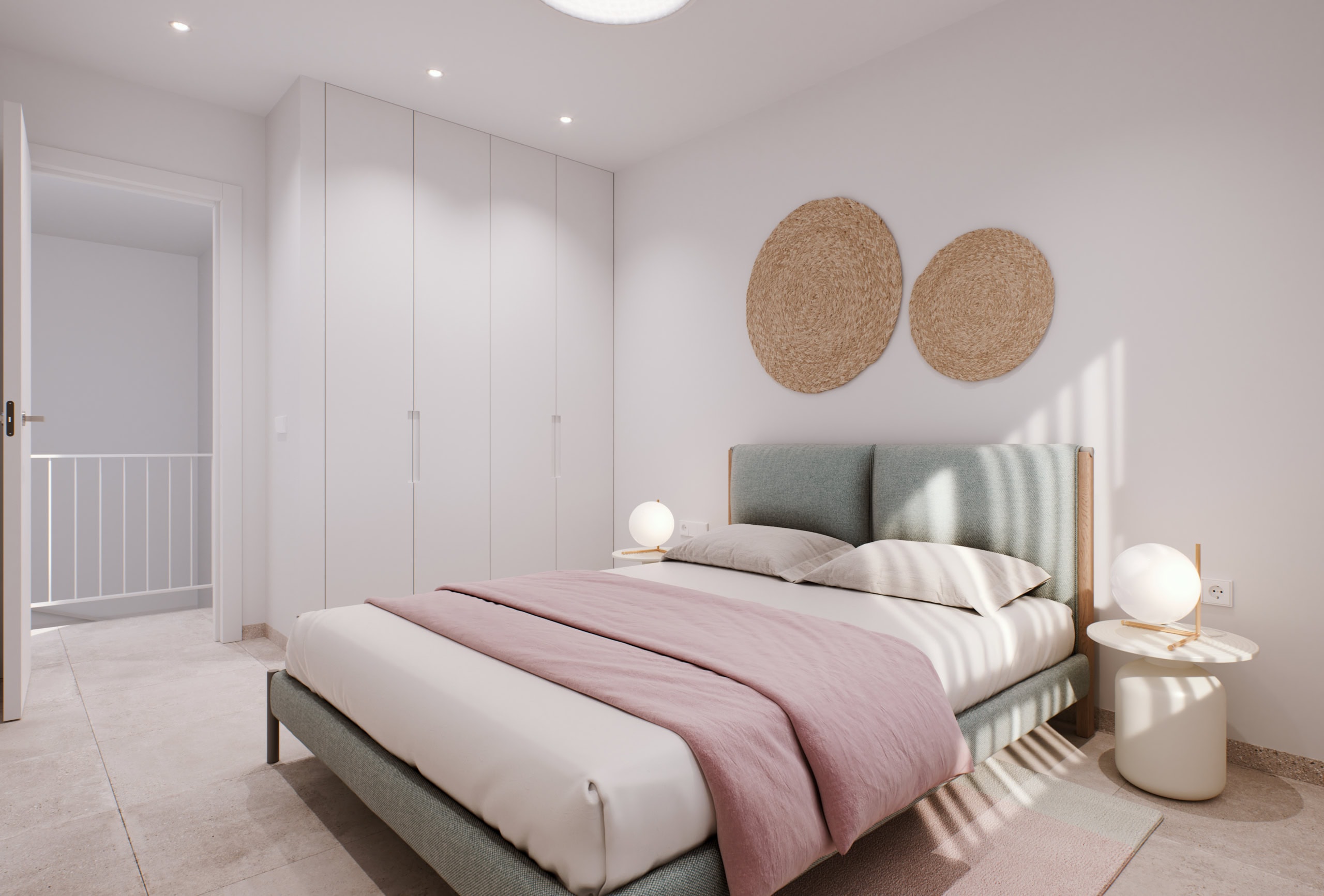 Ruime slaapkamer met lichtgroen hoofdeinde en zachte pastelkleuren.