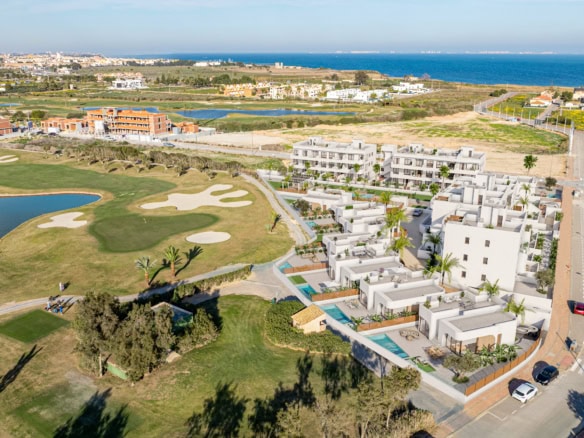 Gezicht op luxe appartementen met terrassen en golfbaan in Los Alcázares.