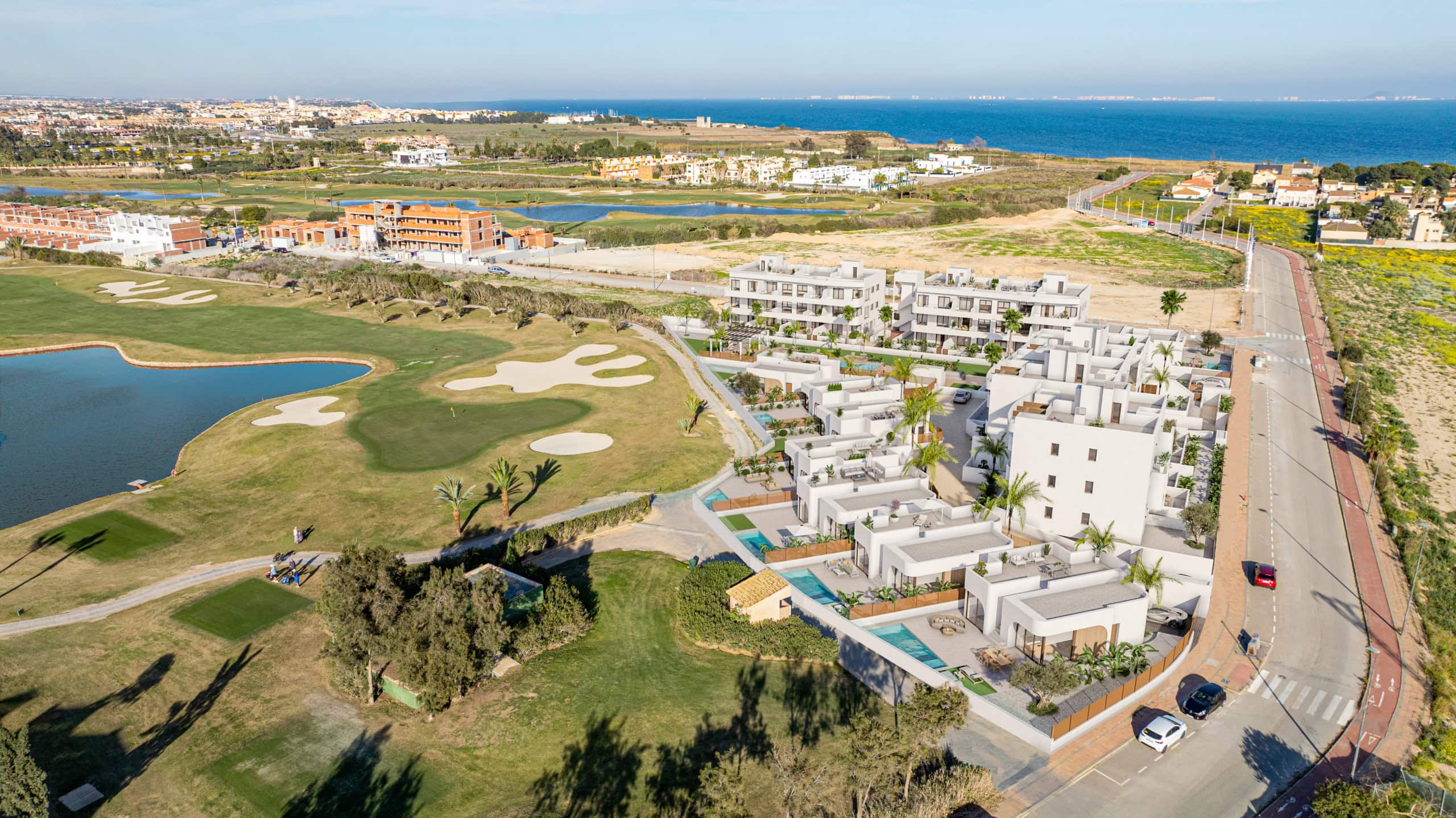 Appartementen met terras in Los Alcázares Gezicht op luxe appartementen met terrassen en golfbaan in Los Alcázares.