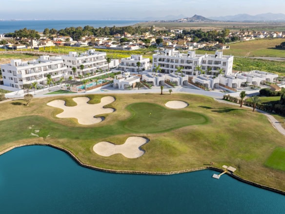 Gezicht op luxe appartementen met terras en golfbaan in Los Alcázares.