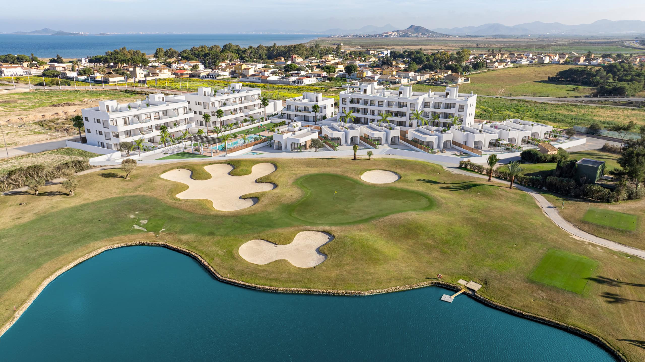 Appartementen met terras in Los Alcázares Gezicht op luxe appartementen met terras en golfbaan in Los Alcázares.
