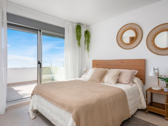 Modern appartement met balkon en uitzicht in Dolores, Ibiza-stijl.