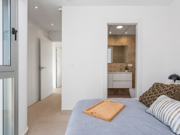 Modern appartement met slaapkamer en badkamer in Dolores, Ibiza-stijl.