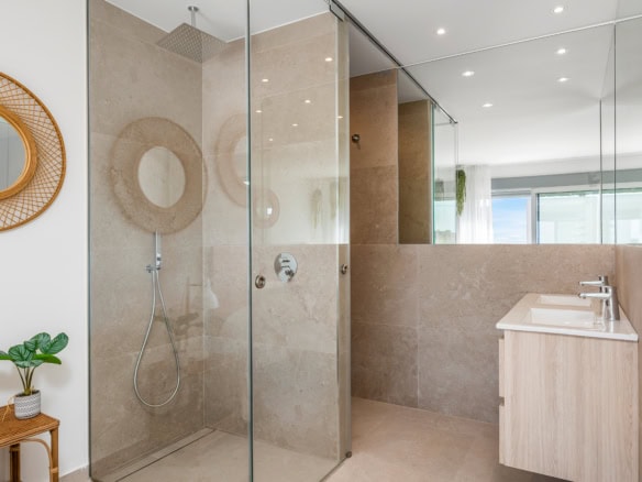 Moderne badkamer met inloopdouche en wastafel in Ibiza-stijl appartement in Dolores.
