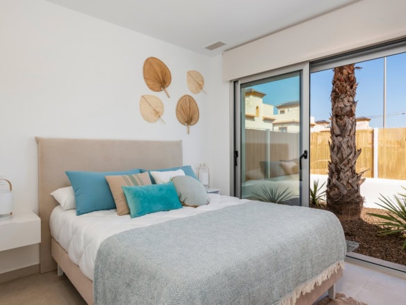 Gezellig appartement met moderne inrichting en terras met palmboom.