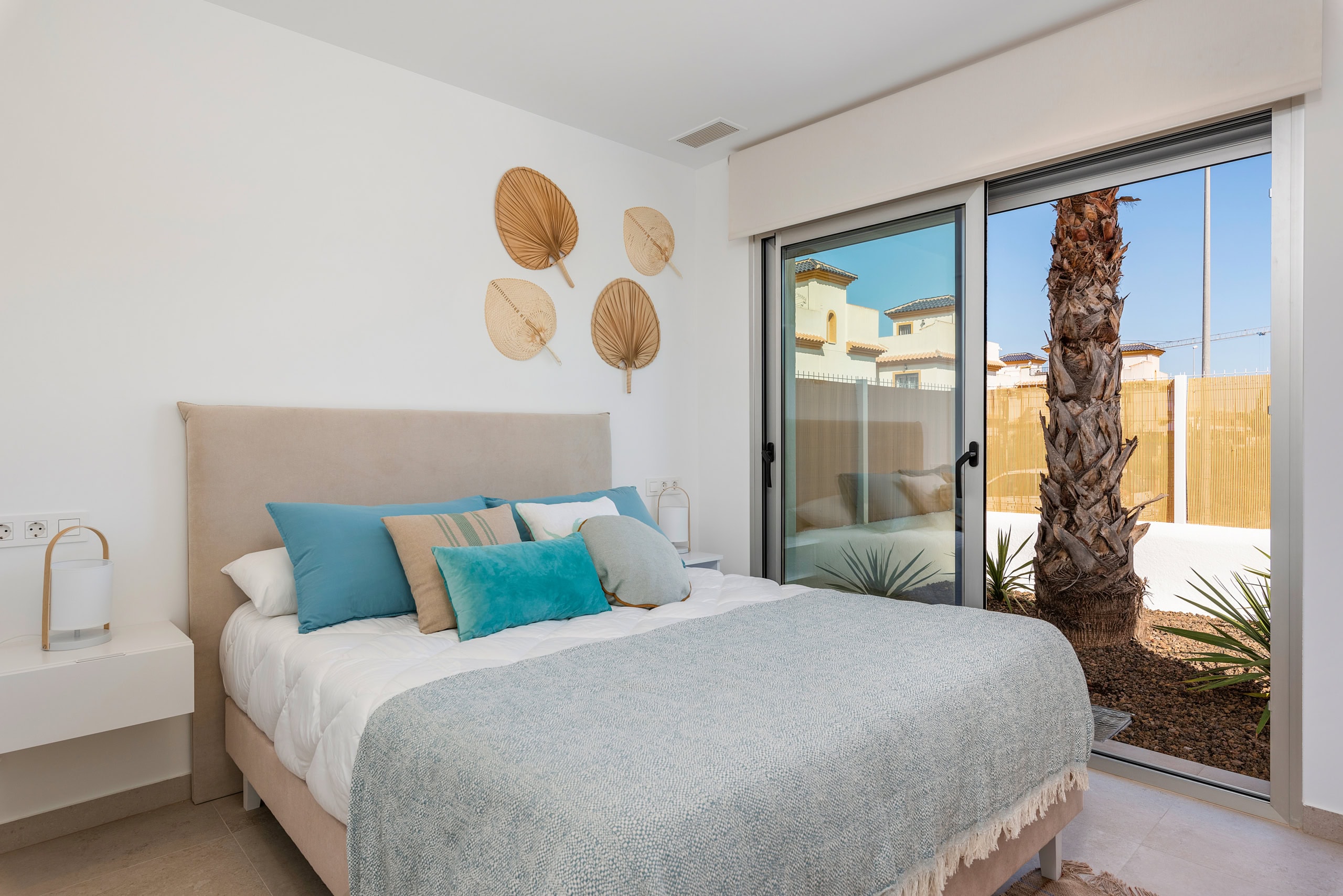 Ibiza-stijl appartement in Dolores Gezellig appartement met moderne inrichting en terras met palmboom.
