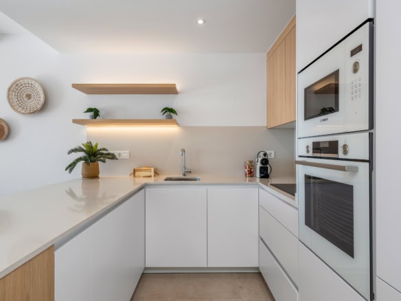 Ibiza-stijl appartement in Dolores met moderne keuken en lichte afwerking.