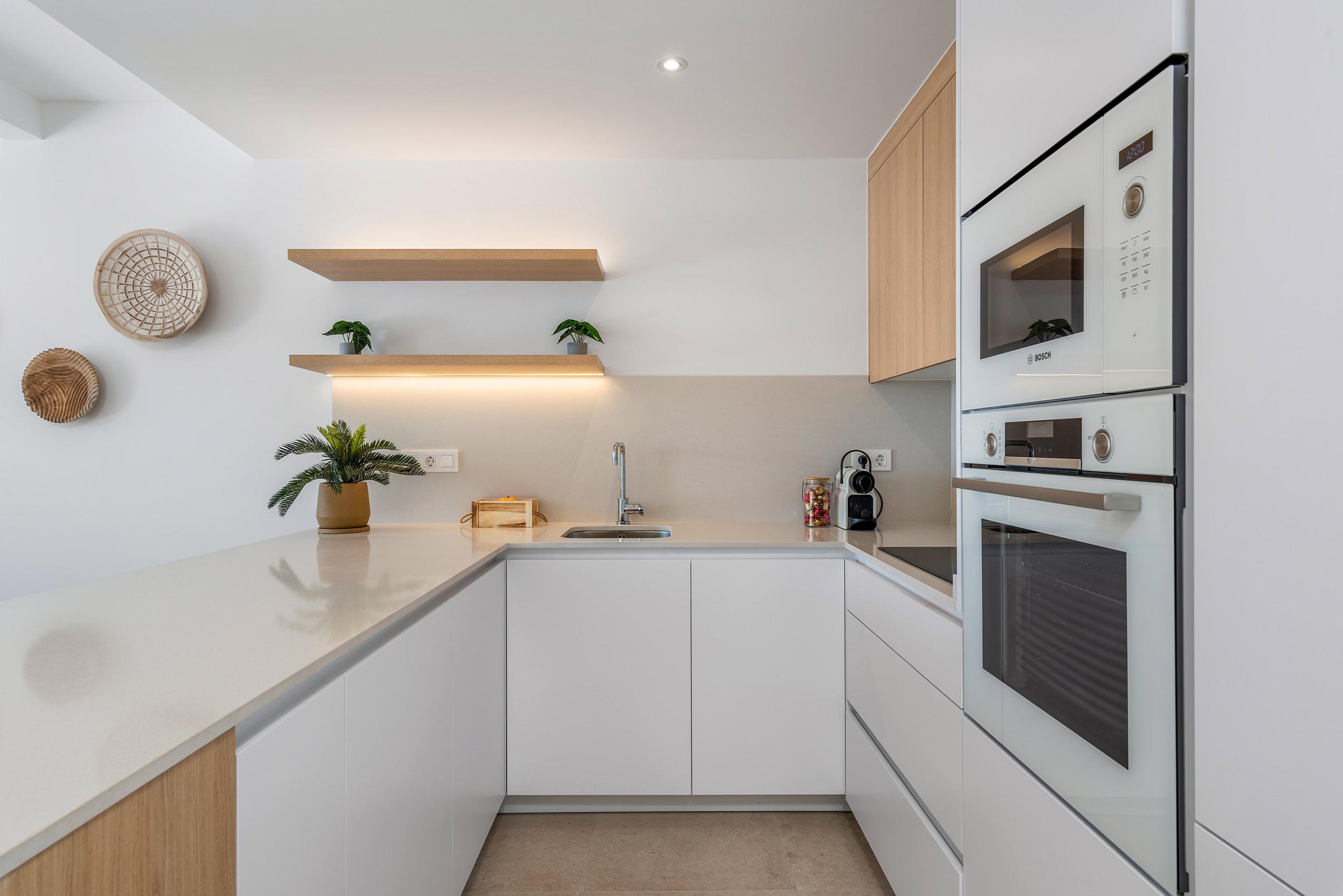 Modern Ibiza-stijl appartement in Dolores Ibiza-stijl appartement in Dolores met moderne keuken en lichte afwerking.