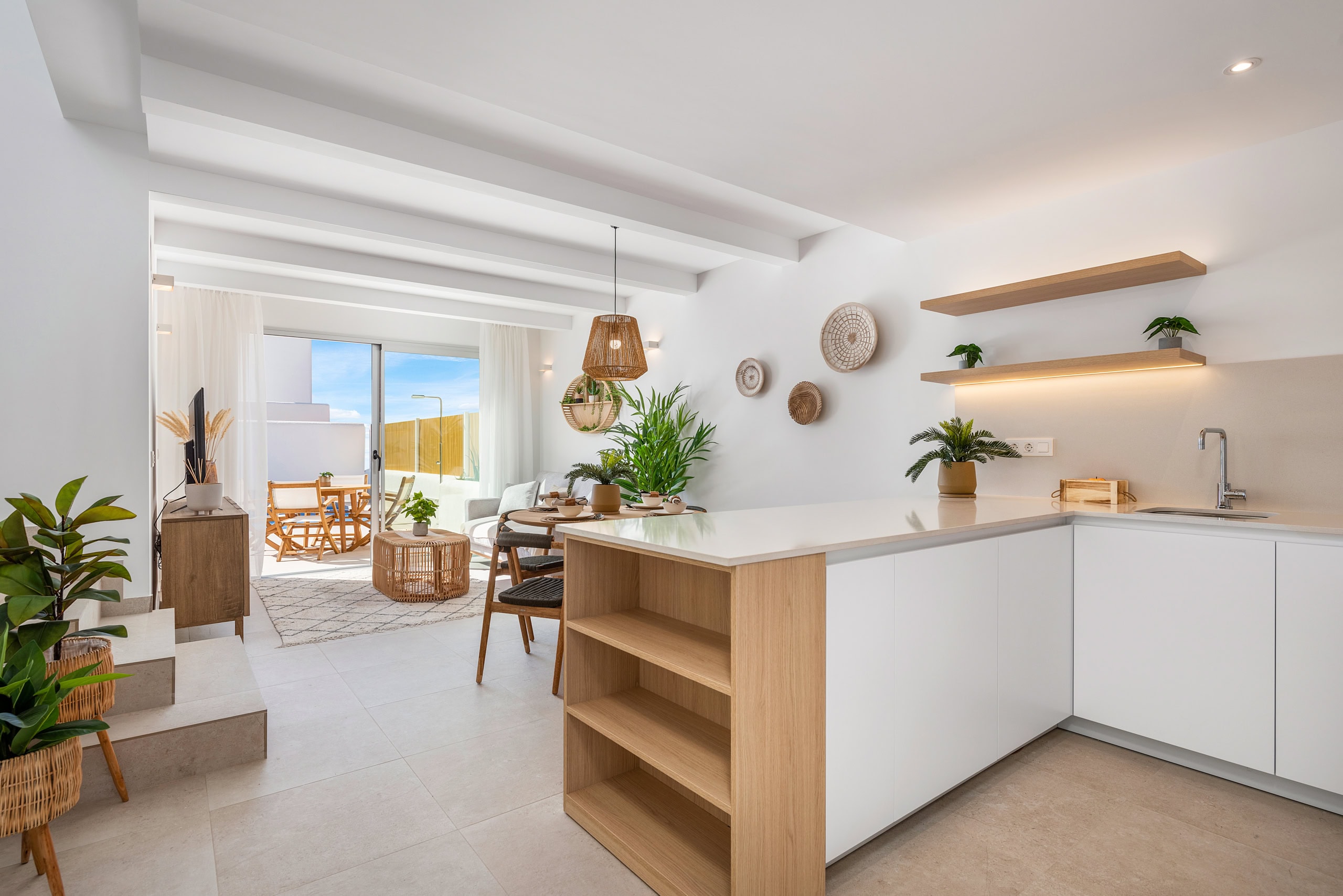 Modern Ibiza-stijl appartement in Dolores Zonnig Ibiza-stijl appartement met open keuken en balkon in Dolores. Perfect voor ontspannen wonen e.