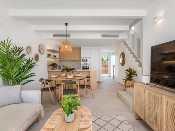 Ruime woonkamer met natuurlijke tinten en decoratie.