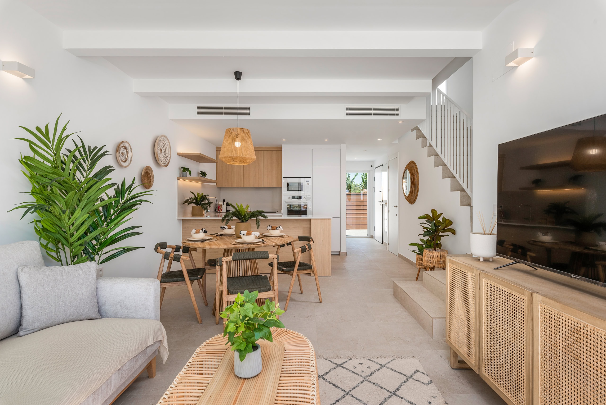 Modern Ibiza-stijl appartement in Dolores Ruime woonkamer met natuurlijke tinten en decoratie.