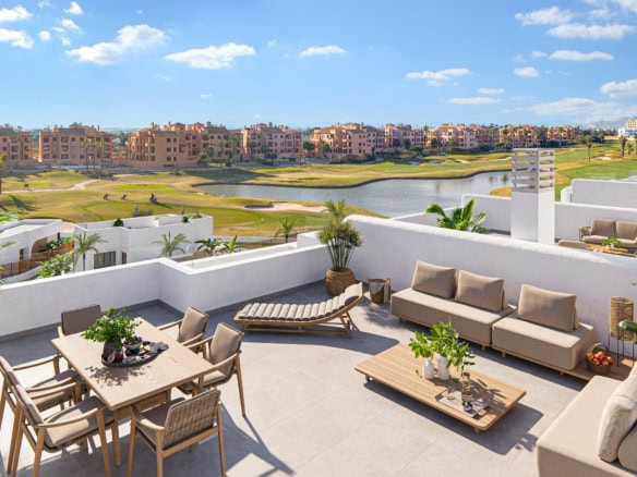 Ruim terras met zithoek en uitzicht op golfbaan in Los Alcázares.