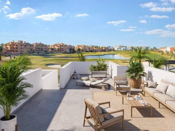 Ruim terras met uitzicht op golfbaan en waterpartijen in Los Alcázares.