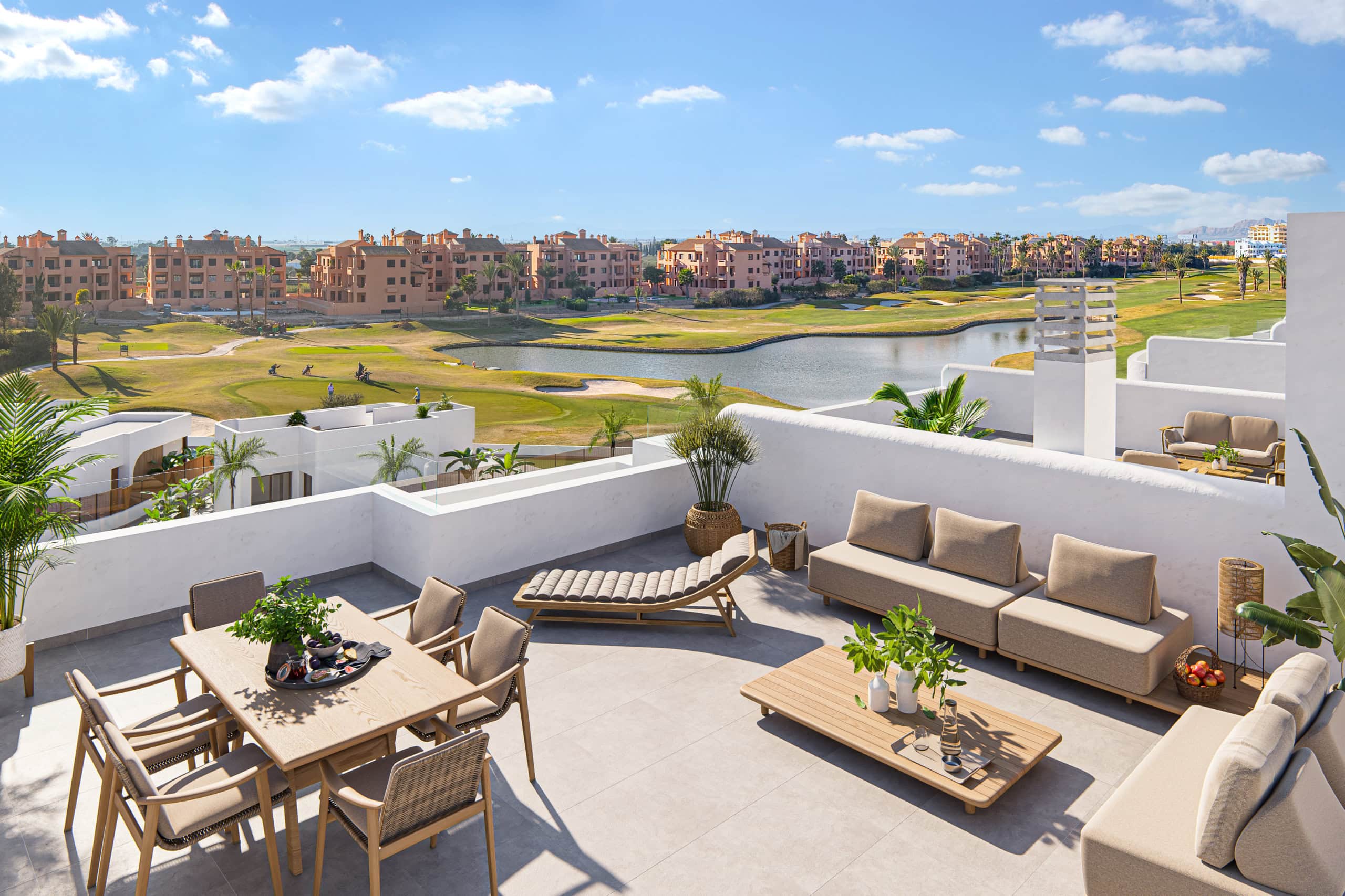 Luxe appartement met terras en uitzicht op golfbaan Ruim terras met zithoek en uitzicht op golfbaan in Los Alcázares.