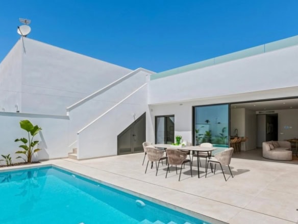 Moderne villa nabij Serena Golf met privézwembad en terras.