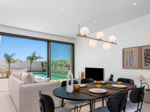 Villa nabij Serena Golf Los Alcázares met moderne inrichting en uitzicht op het zwembad. Perfect voo.