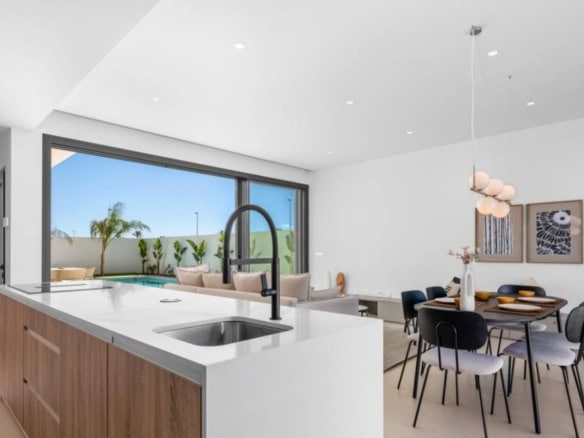 Ruime moderne keuken en gezellige eethoek in villa nabij Serena Golf Los Alcázares.