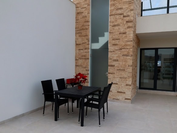 Nieuwbouwwoning met terras en zitgedeelte.