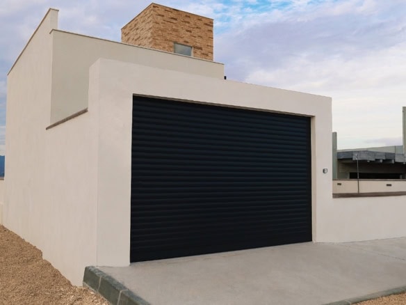 Moderne nieuwbouwwoning in Fuente Álamo met garage en strakke witte gevel.