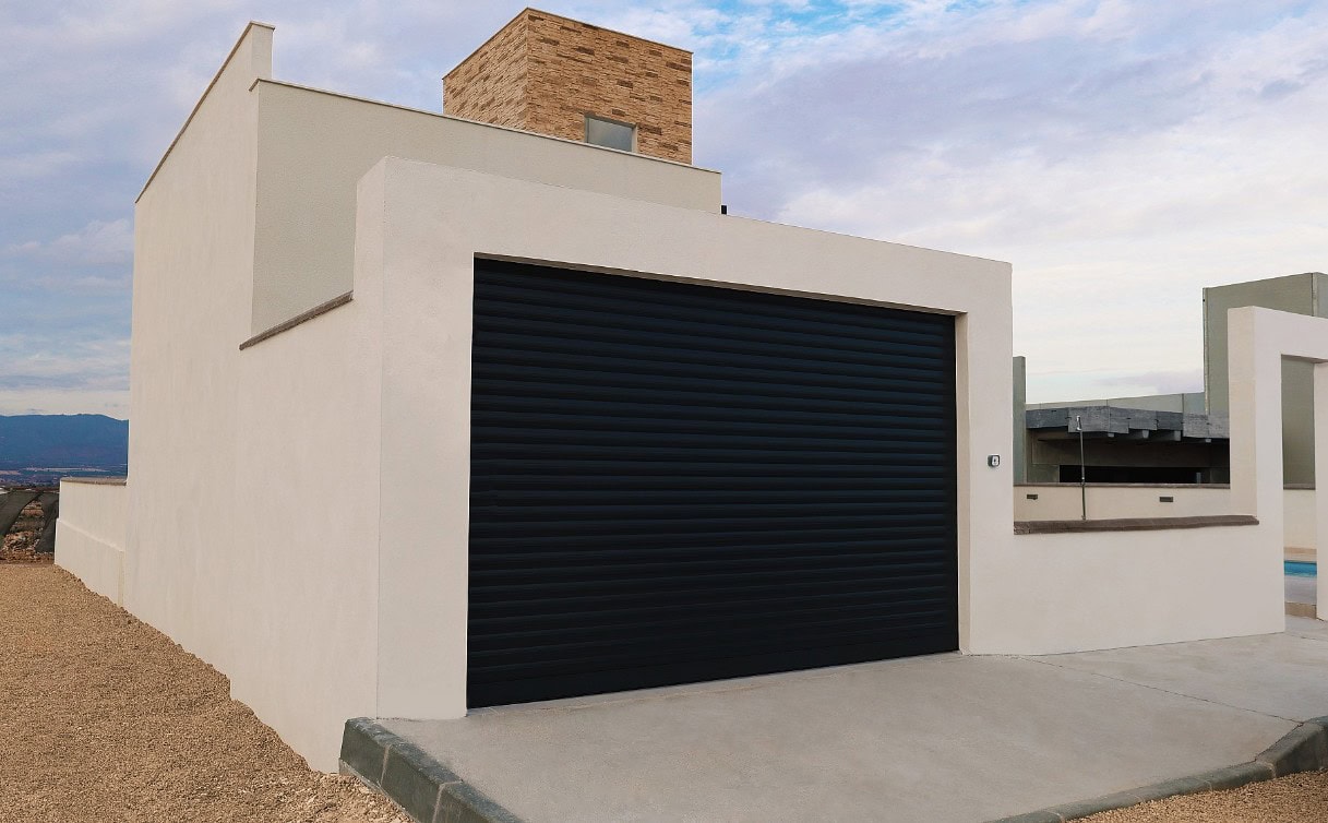 Moderne nieuwbouwwoning in Fuente Álamo met garage en strakke witte gevel.