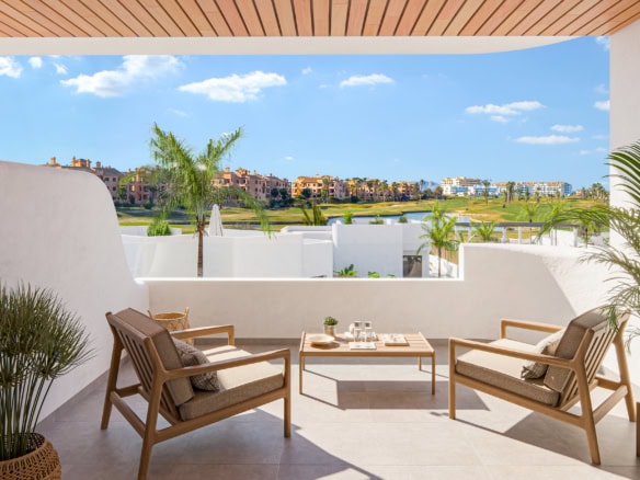 Ruime terras met zithoek en uitzicht op de tuin en de omgeving in Los Alcázares.