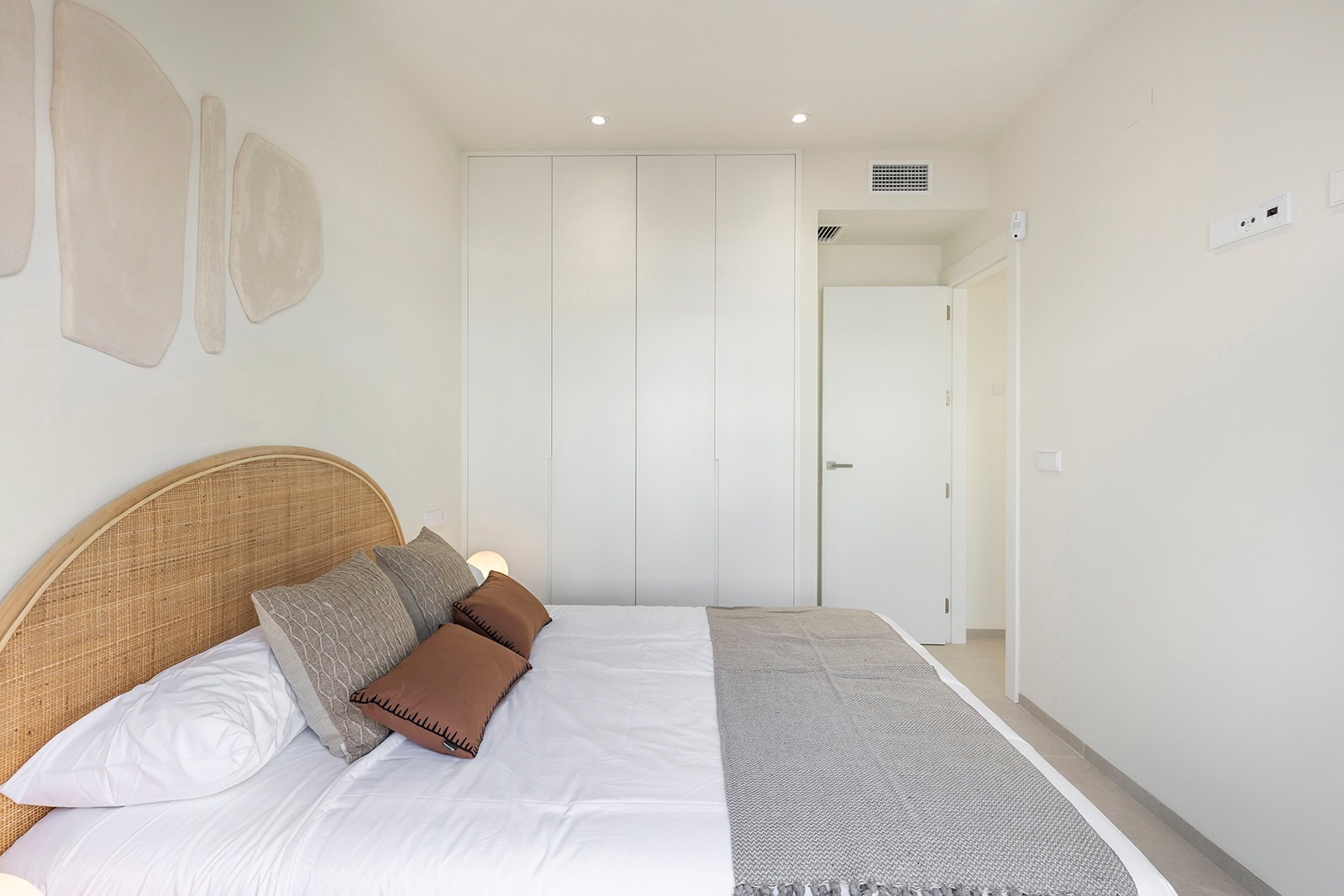 Moderne slaapkamer in villa aan Serena Golf, met wit interieur en comfortabele bedden.