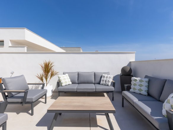 Villa Serena Golf - Terras met comfortabele lounge set en uitzicht op de omgeving.