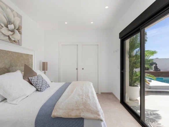 Villa Serena Golf - Luxe slaapkamer met terras en zwembadzicht.