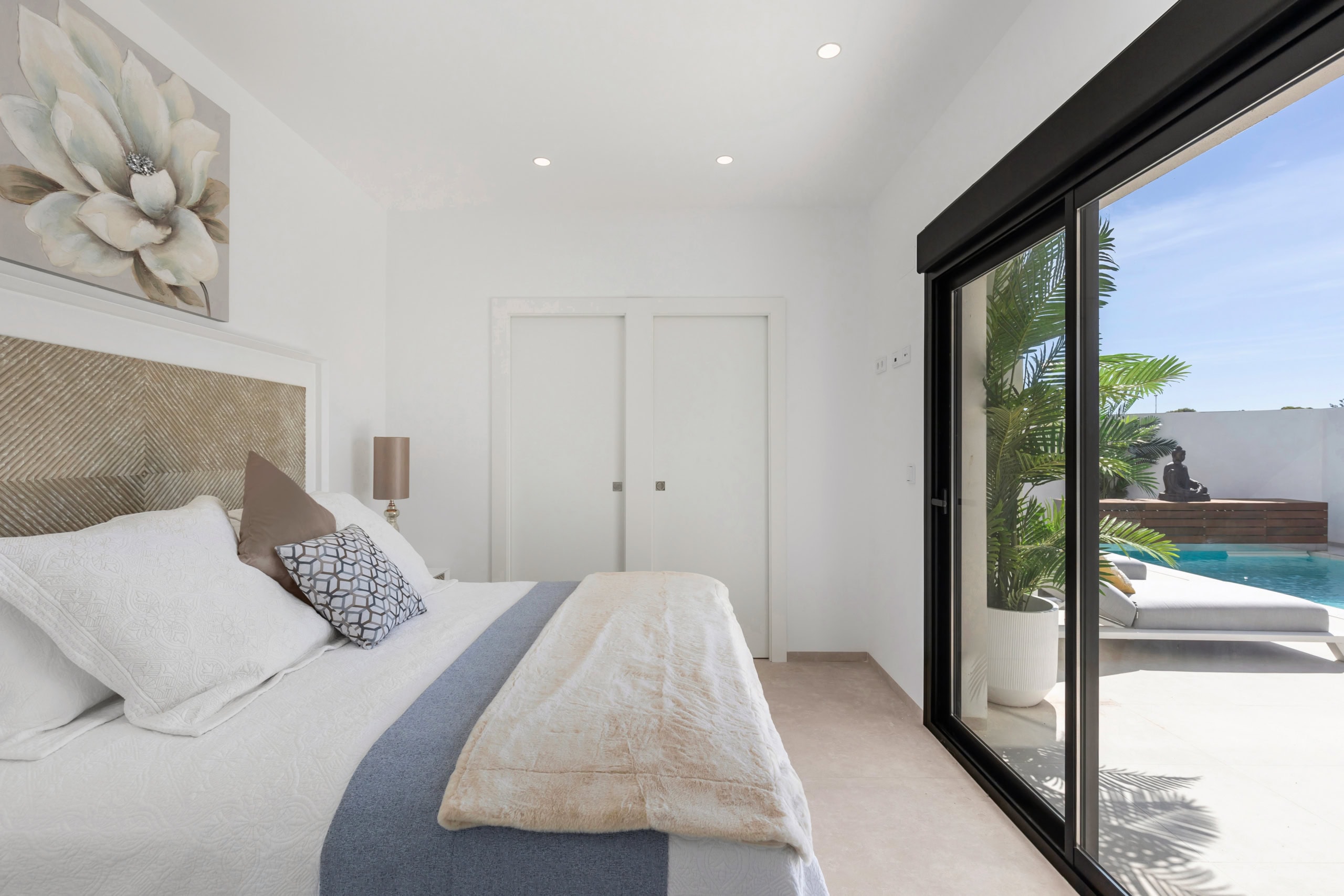 Villa Serena Golf - Luxe slaapkamer met terras en zwembadzicht.