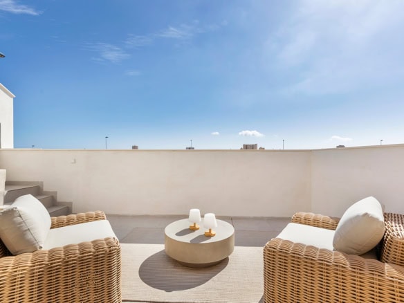 Villa met terras en uitzicht op de golfbaan in Los Alcázares.