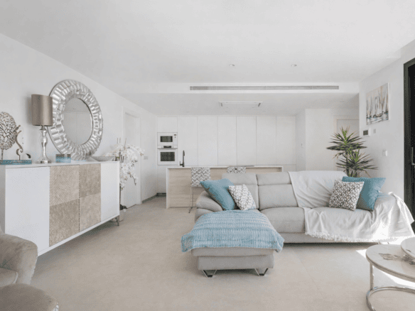 Ruime, lichte woonkamer met moderne inrichting en uitzicht op tuin. Perfect voor ontspannen wonen in.