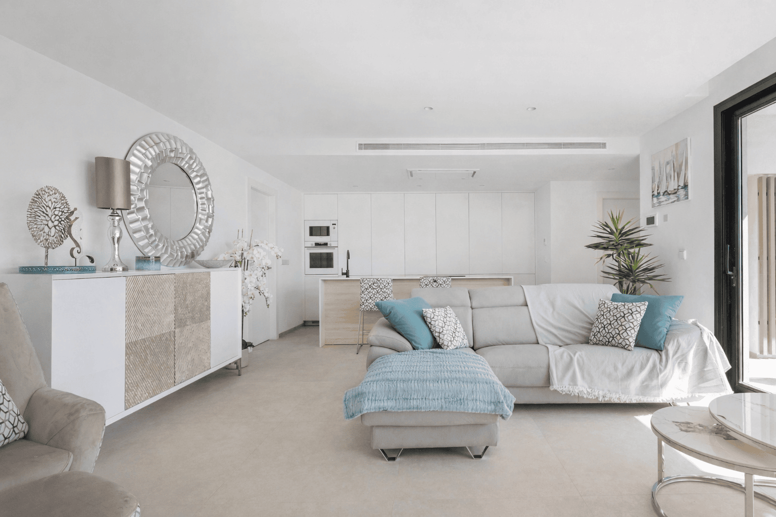 Ruime, lichte woonkamer met moderne inrichting en uitzicht op tuin. Perfect voor ontspannen wonen in.