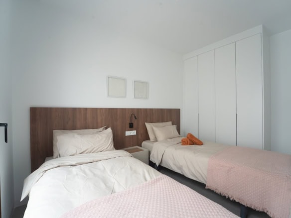 Moderne luxe woning in Spanje met twee slaapkamers en wit interieur.