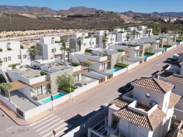 Luxe moderne villa's op een gated community in Spanje, dicht bij de Costa Blanca.